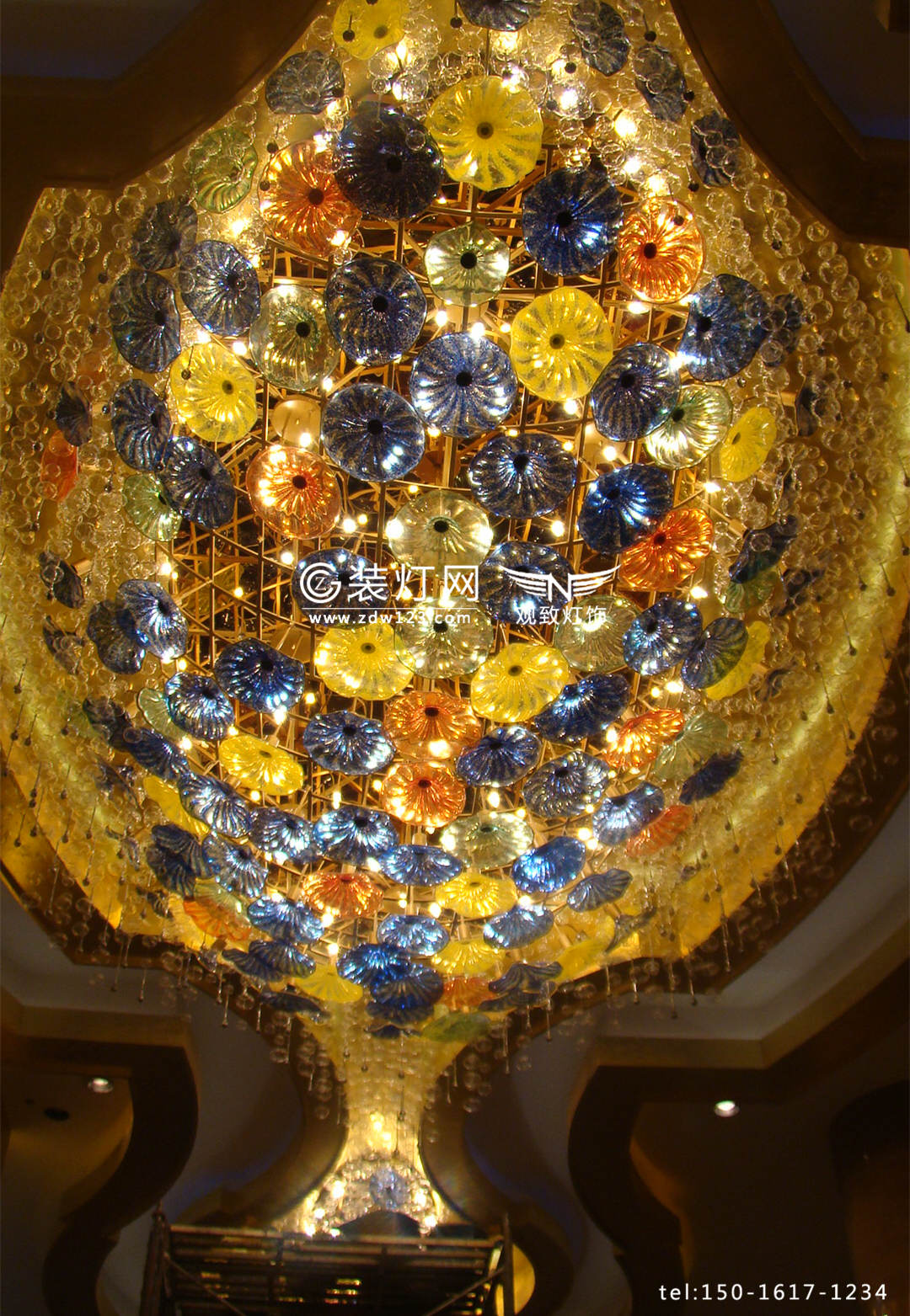 酒店大堂艺术玻璃吊灯安装清洗效果